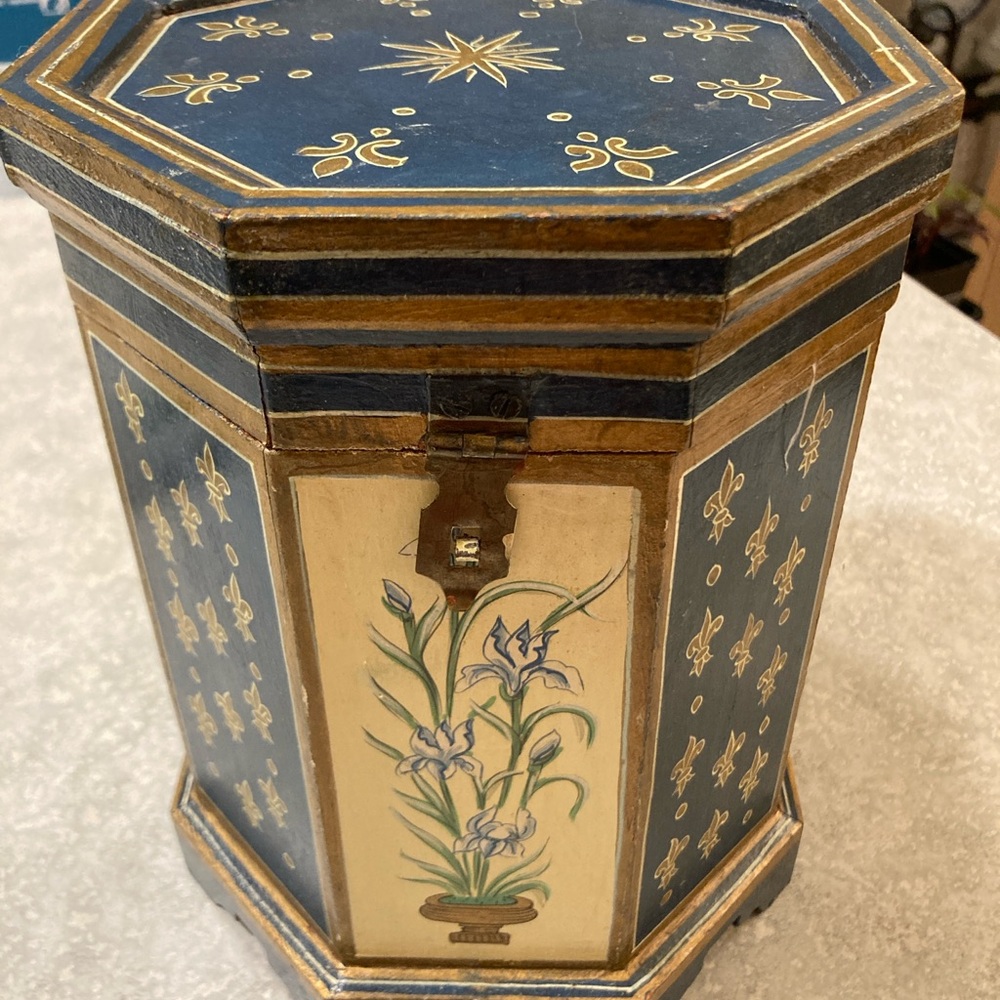 Vintage elegant decorative, wooden box. 1940’/50’